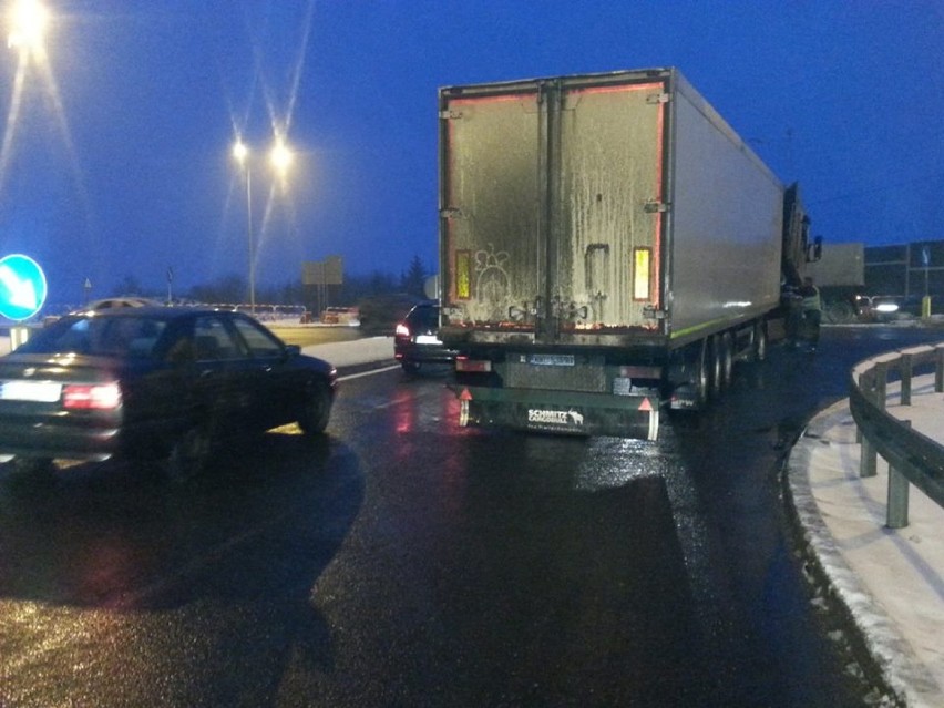 Popsuł się tir na zjeździe z autostrady. Ogromne korki