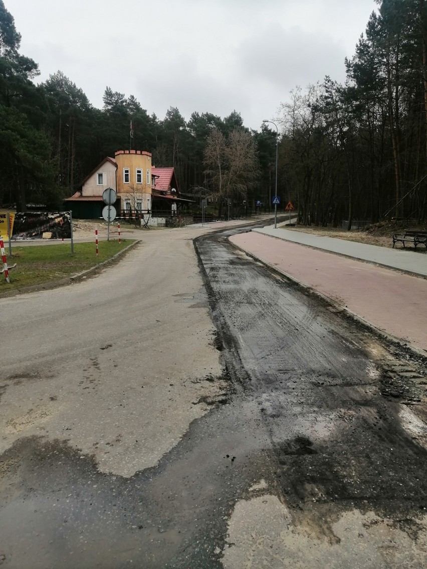 Trwa remont ulicy Morskiej w Sztutowie. To kolejna z inwestycji powiatowych realizowanych we współpracy z gminami