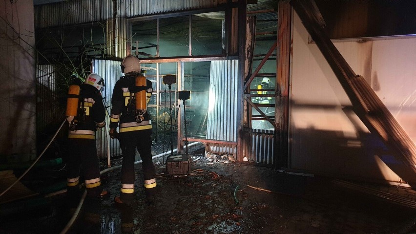 Pożar hal magazynowych na ulicy Błonie w Sandomierzu. W akcji 8 zastępów straży pożarnej - zobacz zdjęcia