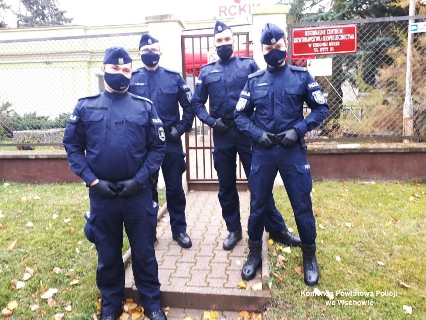 WSCHOWA. Czterech policjantów z Komendy Powiatowej Policji we Wschowie, którzy przeszli koronawirusa, oddali osocze [ZDJĘCIE]