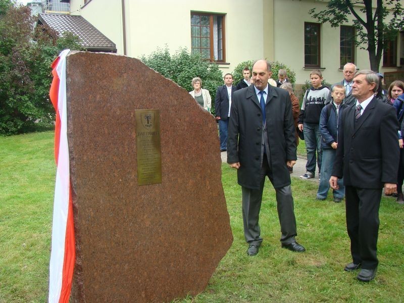 Dąb pamięci przy UM