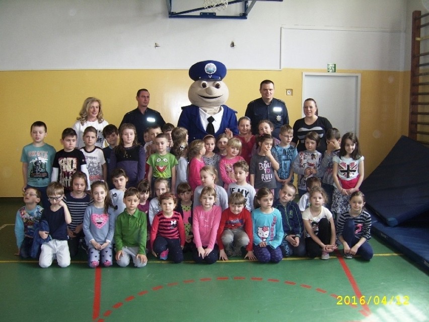 Sierżant Pyrek odwiedził dzieci z Brdowa i Babiaka