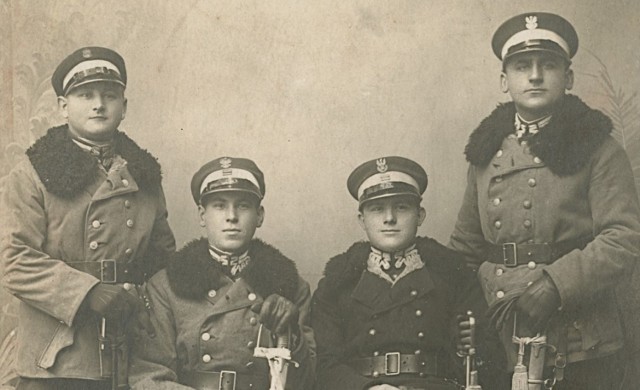 Czterech żołnierzy z 2. Pułku Szwoleżerów Rokitniańskich. Drugi od lewej to Józef Domasik z Osieka. Imiona i nazwiska pozostałych nie są znane.