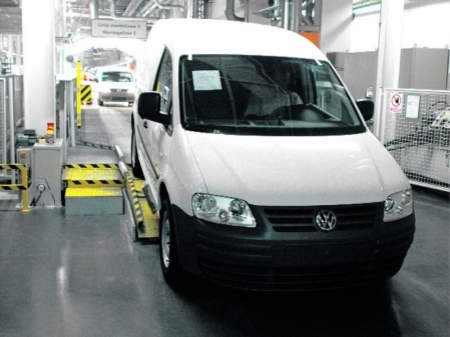 Jesienią rozpocznie się seryjna produkcja najnowszego modelu VW caddy maxi. Koncern Volkswagen-Poznań planuje także zwiększenie dziennej produkcji samochodów. Przy nowych projektach firmy pracę ma szansę znaleźć 120 osób. - Fot. Waldemar Wylegalski