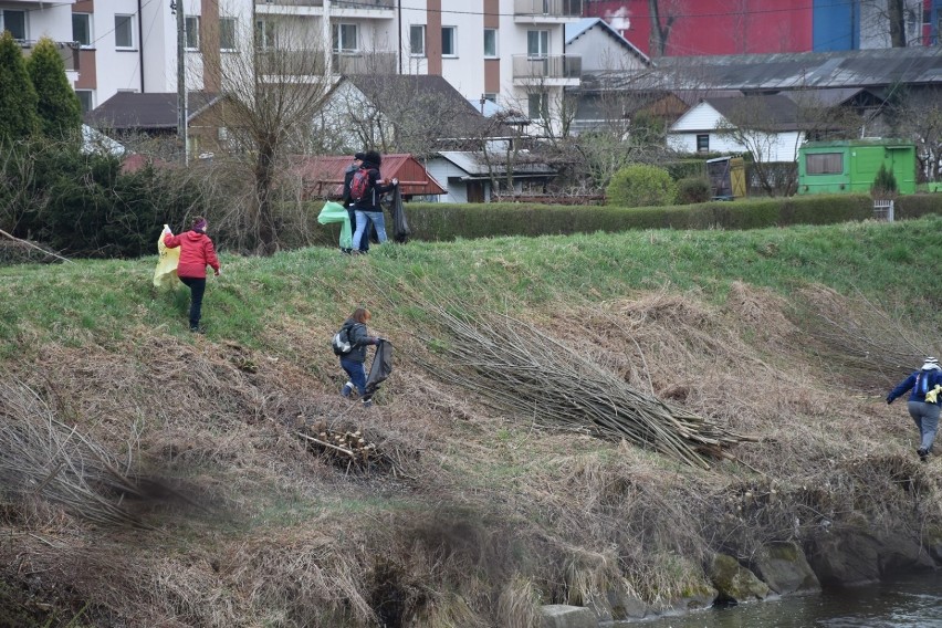 Wielkie sprzątanie brzegów Ropy. W akcję zaangażowali się mieszkańcy