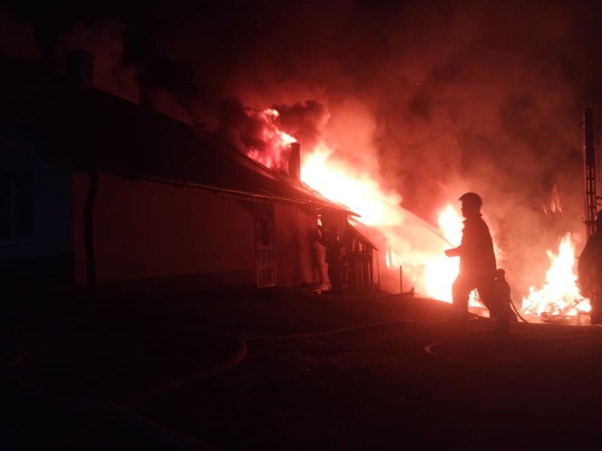 Pożar w Rożnowicach to było podpalenie. Spłonęły budynki gospodarcze i część domu NOWE ZDJĘCIA, VIDEO 15.08