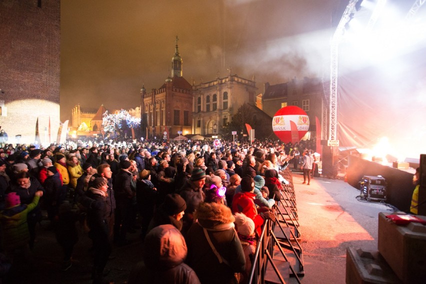 Sylwester na Targu Węglowym w Gdańsku. Pokaz laserów i muzyka ze sceny. Tak witaliśmy Nowy Rok 2019! [zdjęcia]