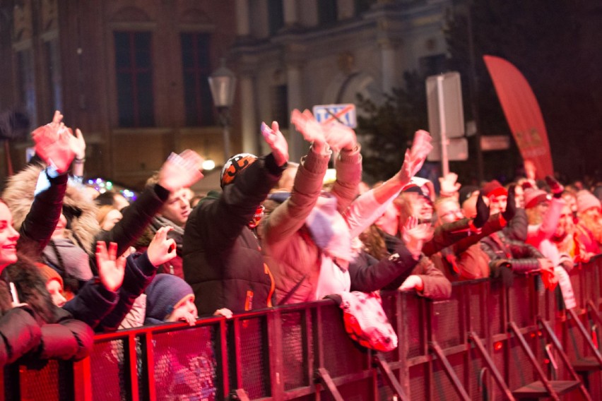 Sylwester na Targu Węglowym w Gdańsku. Pokaz laserów i muzyka ze sceny. Tak witaliśmy Nowy Rok 2019! [zdjęcia]