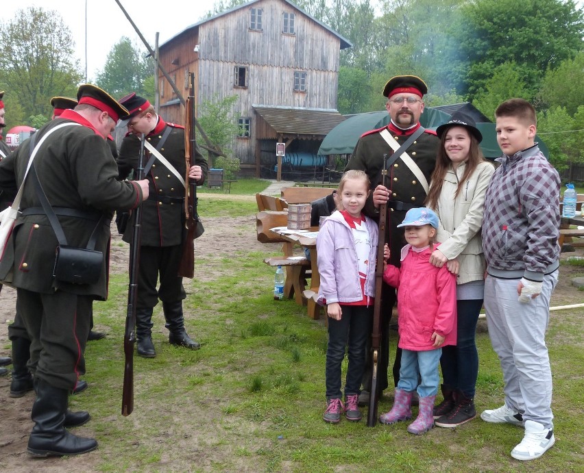 O powstaniu na majówce. Kolejna udana rekonstrukcja w Skansenie Rzeki Pilicy w Tomaszowie Maz.