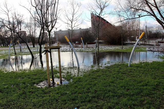 Tak wygląda zbudowany za ponad 20 mln zł park Rataje zaledwie miesiąc po oficjalnym otwarciu. Zobacz więcej zdjęć ----->