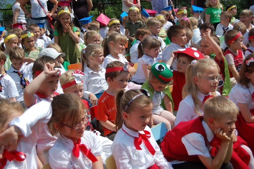 Wystrojone odświętnie przedszkolaki bardziej lub mniej...