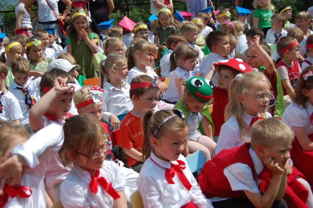 Wystrojone odświętnie przedszkolaki bardziej lub mniej cierpliwie czekały  na swoje występy na scenie