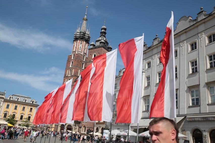 Biało-czerwony Kraków. Miasto przystroiło się na święta