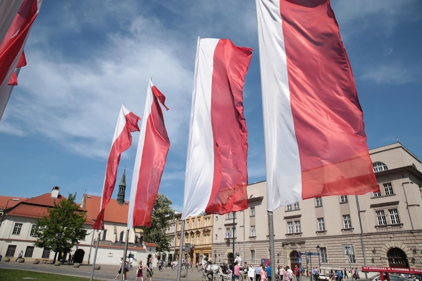 Biało-czerwony Kraków. Miasto przystroiło się na święta