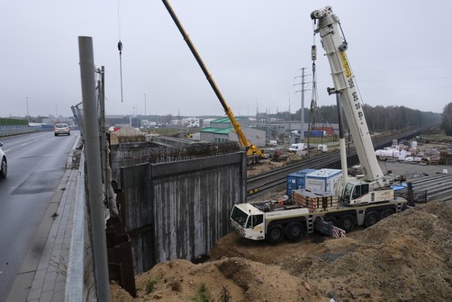 Rozbudowa i modernizacja ulicy Łódzkiej w Toruniu miała zakończyć się w październiku. Mamy już niemal połowę grudnia i końca prac nie widać. Dlaczego i kiedy roboty się zakończą?

POLECAMY:
Najniebezpieczniejsze ulice w Toruniu RANKING
Co z budową mostu tymczasowego przez Wisłę?
Gmach nowego sądu już powstaje. Zobacz zdjęcia z placu budowy!