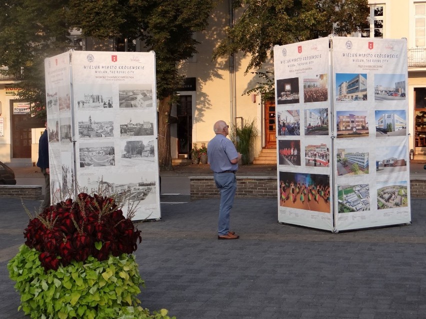 Mieszkańcy chętnie zwiedzają plenerową wystawę "Wieluń. Miasto królewskie" [FOTO] 
