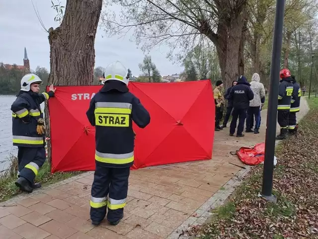 Dziś w jeziorze w centrum Przytocznej znaleziono ciało mężczyzny. O akcji strażaków i policji poinformował nas Czytelnik. Policja potwierdza, że doszło do takiego zdarzenia.