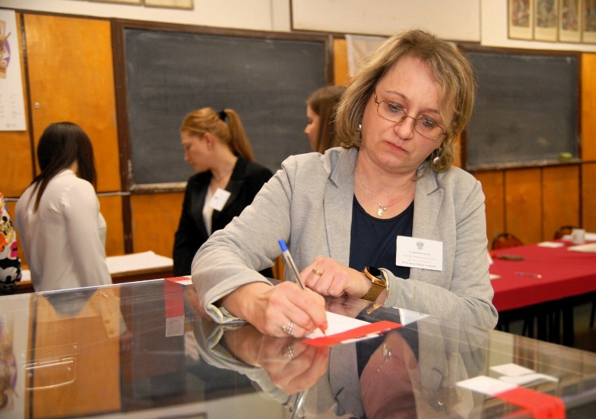 Otwarcie urny w komisji obwodowej w I Liceum Ogólnokształcącym w Piotrkowie. Trwa liczenie głosów ZDJĘCIA 