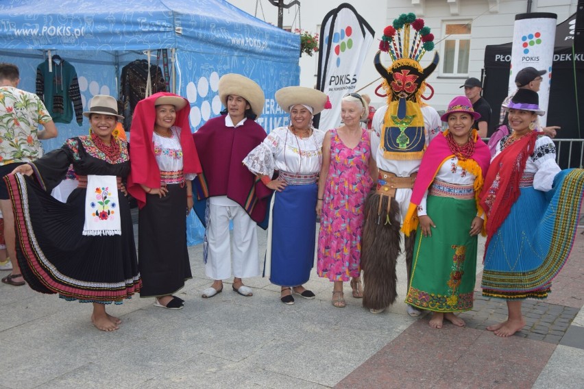 Vistula Folk Festival 2022. Ekwadorskie rytmy rozruszały Płock! Wspólna zabawa na Starym Rynku! Spotkanie z kulturą Ekwadoru [ZDJĘCIA]