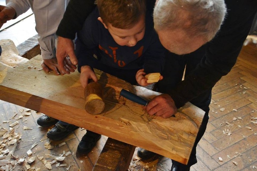 W WCK dzieci rzeźbiły w drewnie