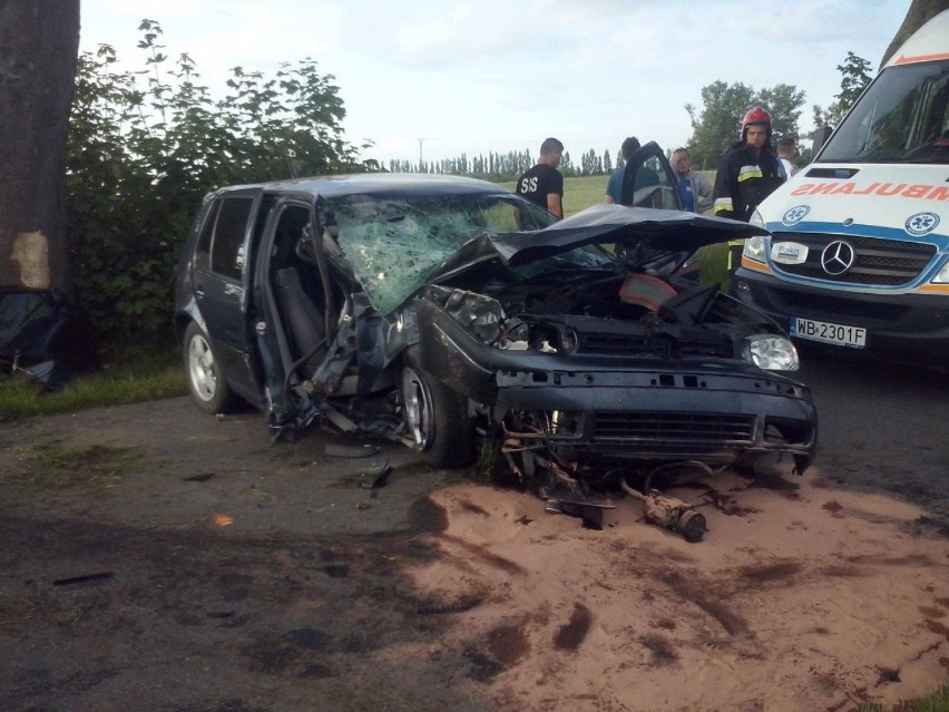 Wypadek w Dąbrówce: samochód wjechał w przydrożne drzewo [FOTO] - AKTUALIZACJA