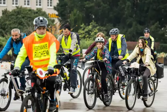 Wspólny przejazd cyklistów w ramach Jesiennej Rywalizacji Rowerowej wyruszył 23 października spod bydgoskiego ratusza do Myślęcinka