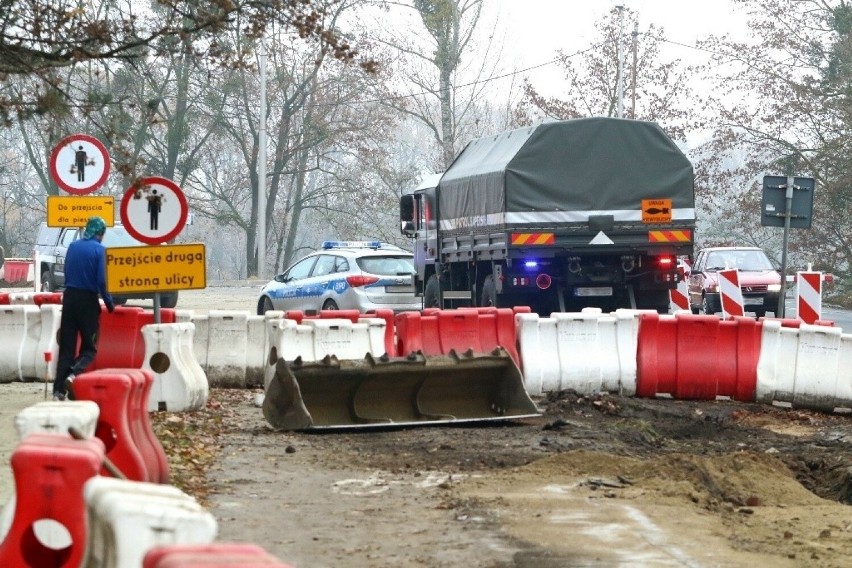 Bomba została już zabrana przez saperów. Trafi na...