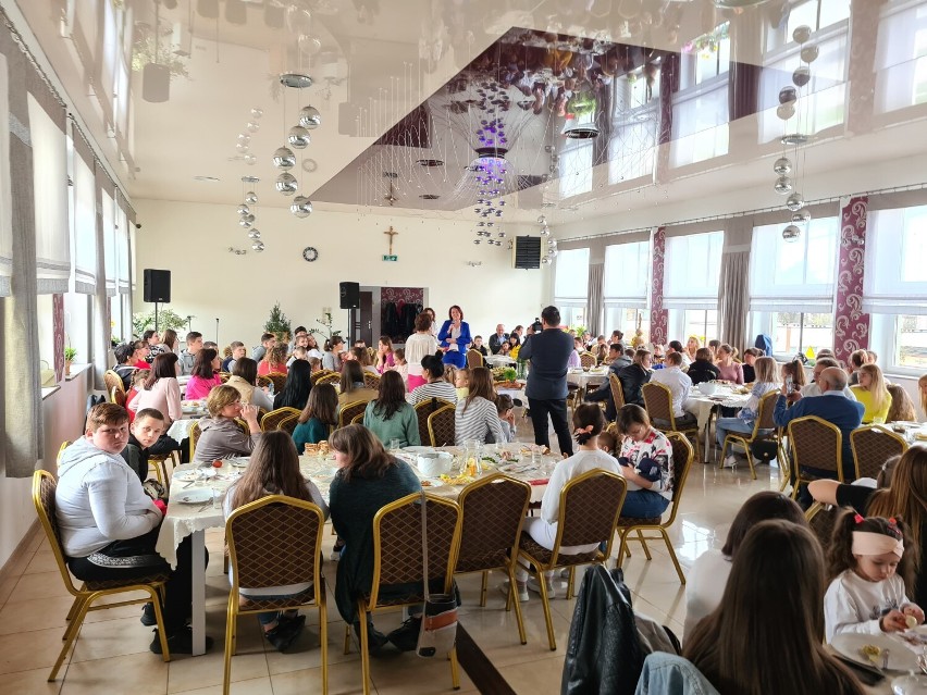 Wielkanocne śniadanie dla uchodźców z Ukrainy w Pajęcznie. Ponad sto osób wzięło udział w spotkaniu ZDJĘCIA