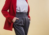 Spodnie damskie na każdą figurę. Zobacz, co powinna mieć w swojej szafie każda pani po 50. roku życia. Trendy na jesień 2023