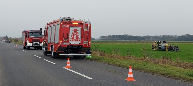 Wypadek w Fabianowie. Samochód wypadł z drogi i dachował w szczerym polu