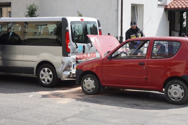 Kolizja w Kwilczu. Ciężarna wjechała w nieuruchomiony pojazd.