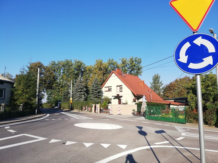 Nowe minirondo na Białobrzegach w Tomaszowie Mazowieckim już gotowe. Uwaga na zmianę organizacji ruchu [ZDJĘCIA]