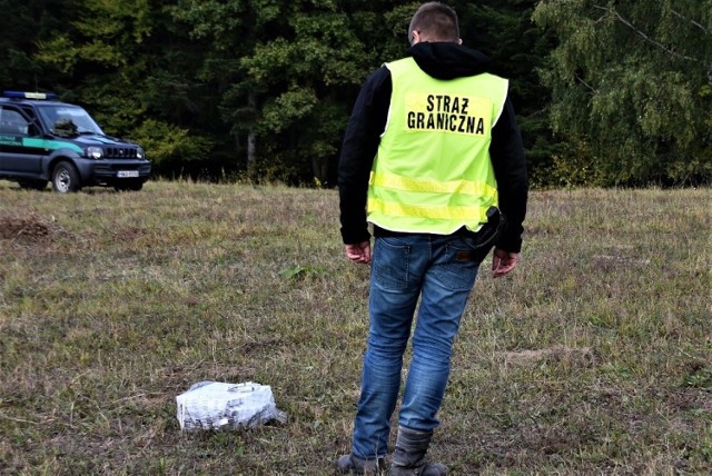 Dronem przemycili z Ukrainy do Polski tysiąc paczek papierosów.