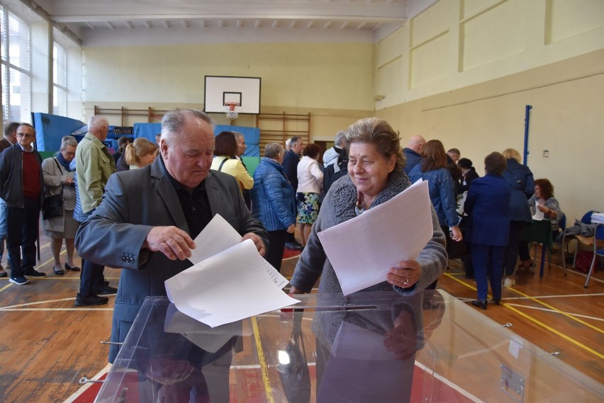 Głosowanie w OKW w szkole w Koszycach Wielkich koło Tarnowa