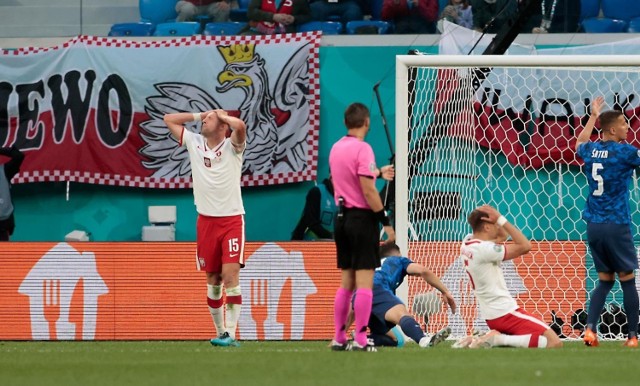 Z siedmiu wielkich turniejów rozgrywanych przez reprezentację Polski, wygrała ona tylko jedno spotkanie na inaugurację - to z Irlandią Północną w 2016 roku. Pozostałe turnieje nie były dla nas udane, głównie przez porażki naszych zespołów z rywalami, którzy byli jak najbardziej do ogrania. Oto lista wstydu naszej kadry, czyli szanse, które decydowały o naszej dalszej grze i zostały zmarnowane.