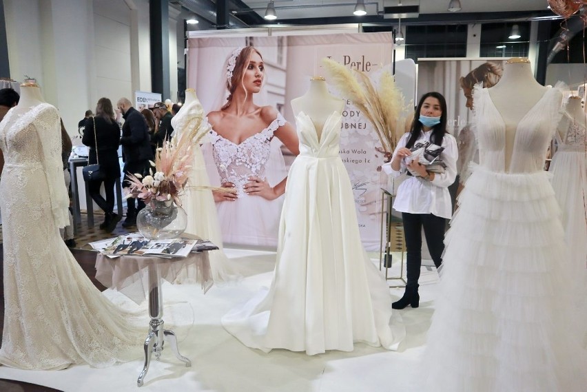 W EC1 na targach "Wedding Trade" Show młodzi planujący ślub...