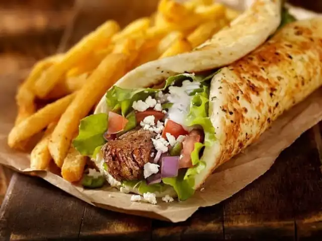Kebab, tradycyjne danie kuchni tureckiej już na stałe zagościło w naszym menu. Ma tyle samo zwolenników co przeciwników, ale jedno można o nim powiedzieć - jest pyszny. A które lokale w Radomiu serują najlepsze kebaby? Zobacz w naszej galerii.

ZOBACZ WIĘCEJ NA KOLEJNYCH SLAJDACH >>>