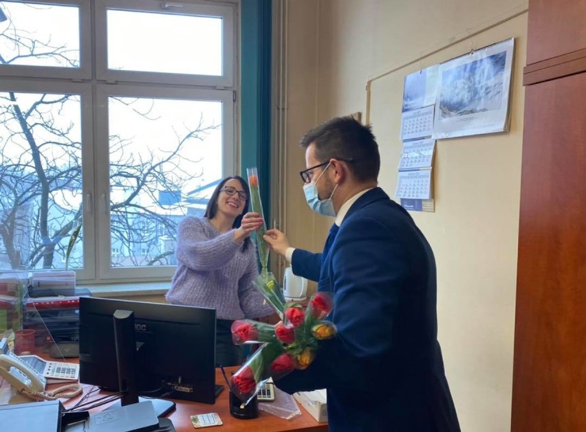 Dzień Kobiet 2021 w UM Wadowice. Burmistrz wręcza tulipiany...