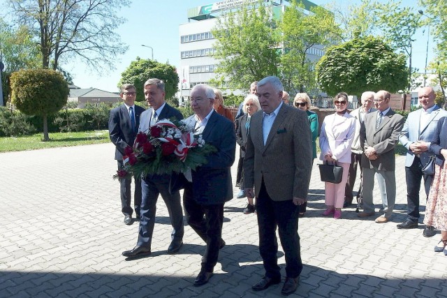 Przed tablicą Przemysława Gosiewskiego kwiaty składają, od lewej: Andrzej Pruś, Krzysztof Lipiec, Andrzej Bętkowski