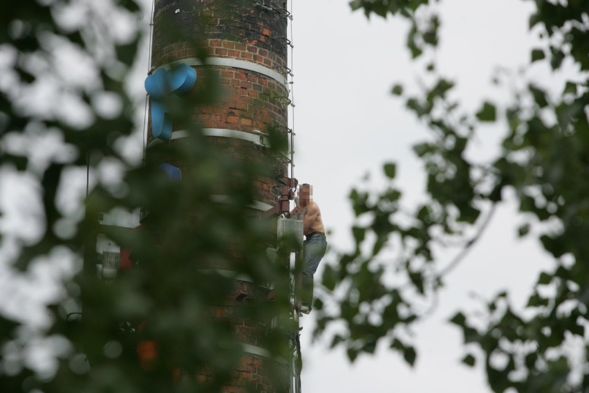 Próba samobójcza w Rybniku: chciał skoczyć z komina