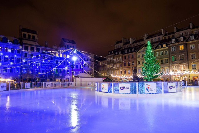 Dzień po oficjalnym uruchomieniu świątecznej iluminacji wystartowało również lodowisko na Rynku Starego Miasta. Ślizgawka w tym miejscu co roku zaliczana jest do jednej z najchętniej odwiedzanych. Świątecznego klimatu lodowisku nadają rozwieszone nad nim girlandy z lampek, a także choinka. Jeśli więc wieczorny spacer po oświetlonym iluminacją Trakcie Królewskim będziecie chcieli zakończyć na łyżwach, śmiało możecie wybrać się na rynek. Wstęp na lodową taflę jest tradycyjnie bezpłatny. Ze ślizgawki możecie korzystać codziennie od 10 do 21 aż do 28 lutego przyszłego roku.

Adres: Rynek na Starym Mieście