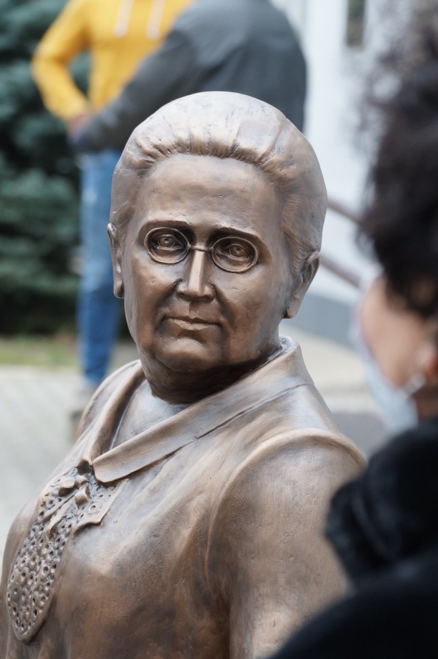Ławeczka dr Jadwigi Młodowskiej stanie na placu Kupieckim w Chełmie - zobaczcie zdjęcia