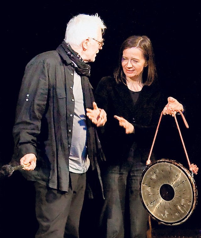 Gong! Krystian Lupa wraz z dyrektor Teatru Powszechnego Ewą Pilawską otworzyli festiwal.