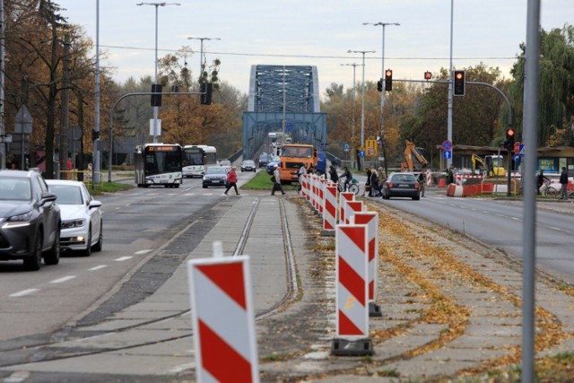 Trwają prace w centrum Torunia. Choć po remontowanym odcinku Wałów Gen. Sikorskiego jeżdżą już auta, to wciąż prowadzone są roboty torowe. Niebawem powinny jednak się zakończyć.