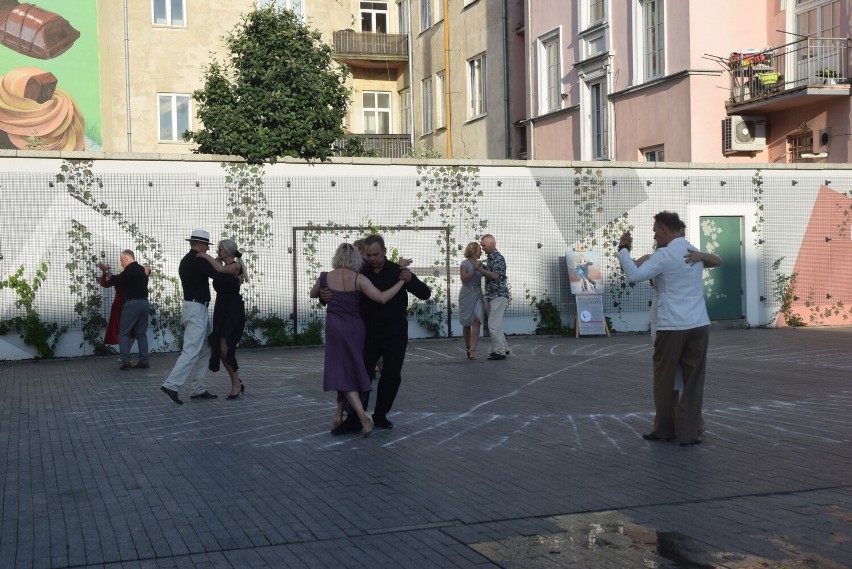 Milonga przy fontannach na Żeromskiego w Radomiu. Widowiskowy pokaz tanga przyciągnął mieszkańców. Zobacz zdjęcia 