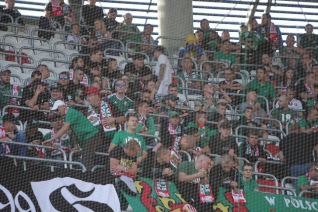 Górnik Zabrze - Śląsk Wrocław 0:0 (KIBICE ŚLĄSKA WROCŁAW - Zabrze, 15.09.2019). Ok. 700 kibiców wspierało Śląsk Wrocław na meczu w Zabrzu. Wrocławscy fani na Górny Śląsk udali się specjalnym pociągiem. Chociaż drużyna Lavicki nie wygrała, to ci, którzy pojechali na mecz, nie mogą narzekać. BYŁEŚ W ZABRZU? ZNAJDŹ SIĘ NA ZDJĘCIACH!

WAŻNE - DO KOLEJNYCH ZDJĘĆ MOŻNA PRZEJŚĆ ZA POMOCĄ GESTÓW LUB STRZAŁEK