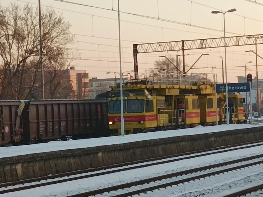 Spore utrudnienia w ruchu pociągów SKM na trasie Wejherowo - Gdańsk Śródmieście. W Wejherowie doszło do zerwania sieci trakcyjnej | ZDJĘCIA