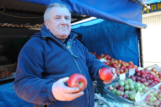 Zdzisław Michalak od czternastu lat handluje owocami na targu. Pomału zwija swój interes