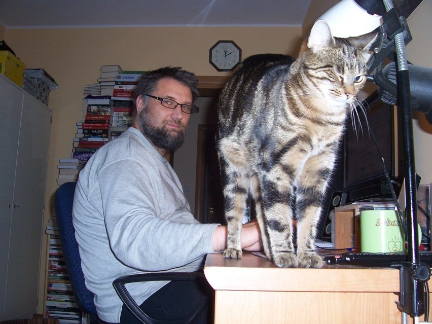 Opisał naszą historię  i... „Żbika”. Żyje w domu wśród książek i... kotów. Kim jest Sebastian Chosiński?