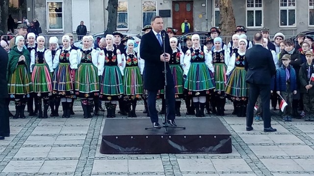 Niemal równo rok temu Andrzej Duda też odwiedził woj. lubuskie. Był m.in. w Gorzowie. Jeśli nasze informacje się potwierdzą, w piątek znowu przyleci do naszego regionu. W Międzyrzeczu ma ponoć odsłonić tablicę na międzyrzeckim ratuszu, upamiętniającą początki polskiego samorządu.